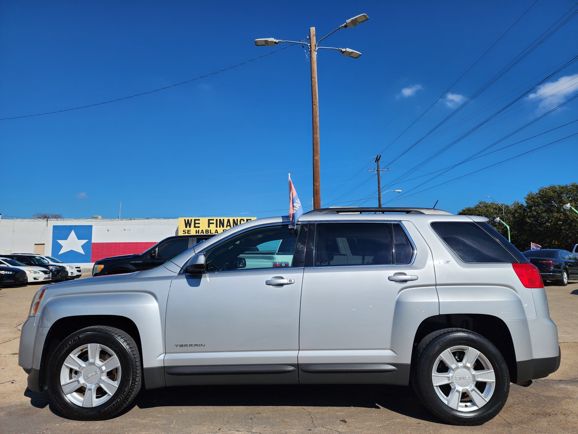 2013 SILVER GMC Terrain SLT (2GKALUEK0D6) with an 2.4L L4 DOHC 16V FFV engine, 6-Speed Automatic transmission, located at 2660 S.Garland Avenue, Garland, TX, 75041, (469) 298-3118, 32.885387, -96.656776 - Welcome to DallasAutos4Less, one of the Premier BUY HERE PAY HERE Dealers in the North Dallas Area. We specialize in financing to people with NO CREDIT or BAD CREDIT. We need proof of income, proof of residence, and a ID. Come buy your new car from us today!! This is a very well cared for 2013 GM - Photo #6